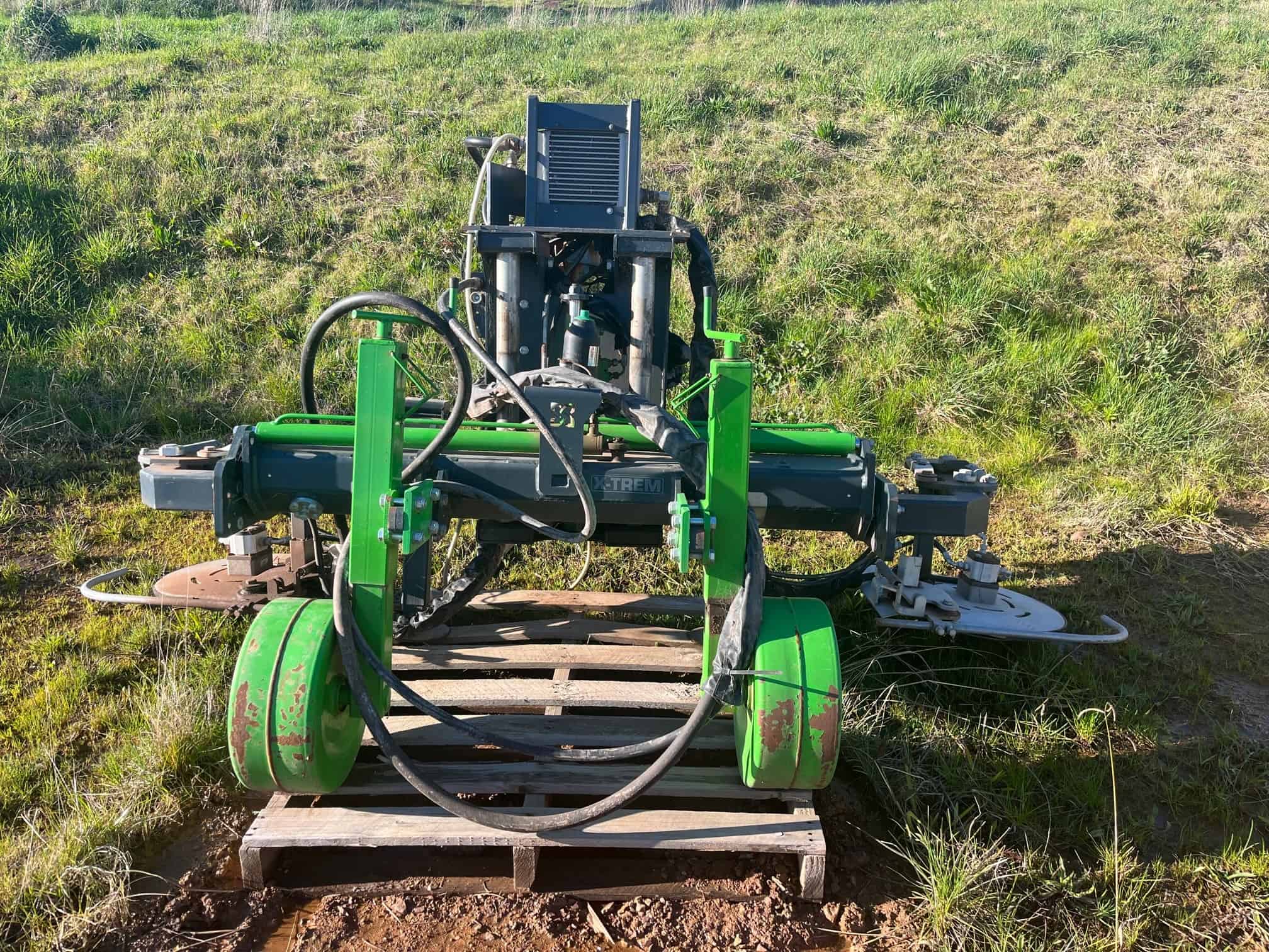Front mounted twin sided Undervine slasher