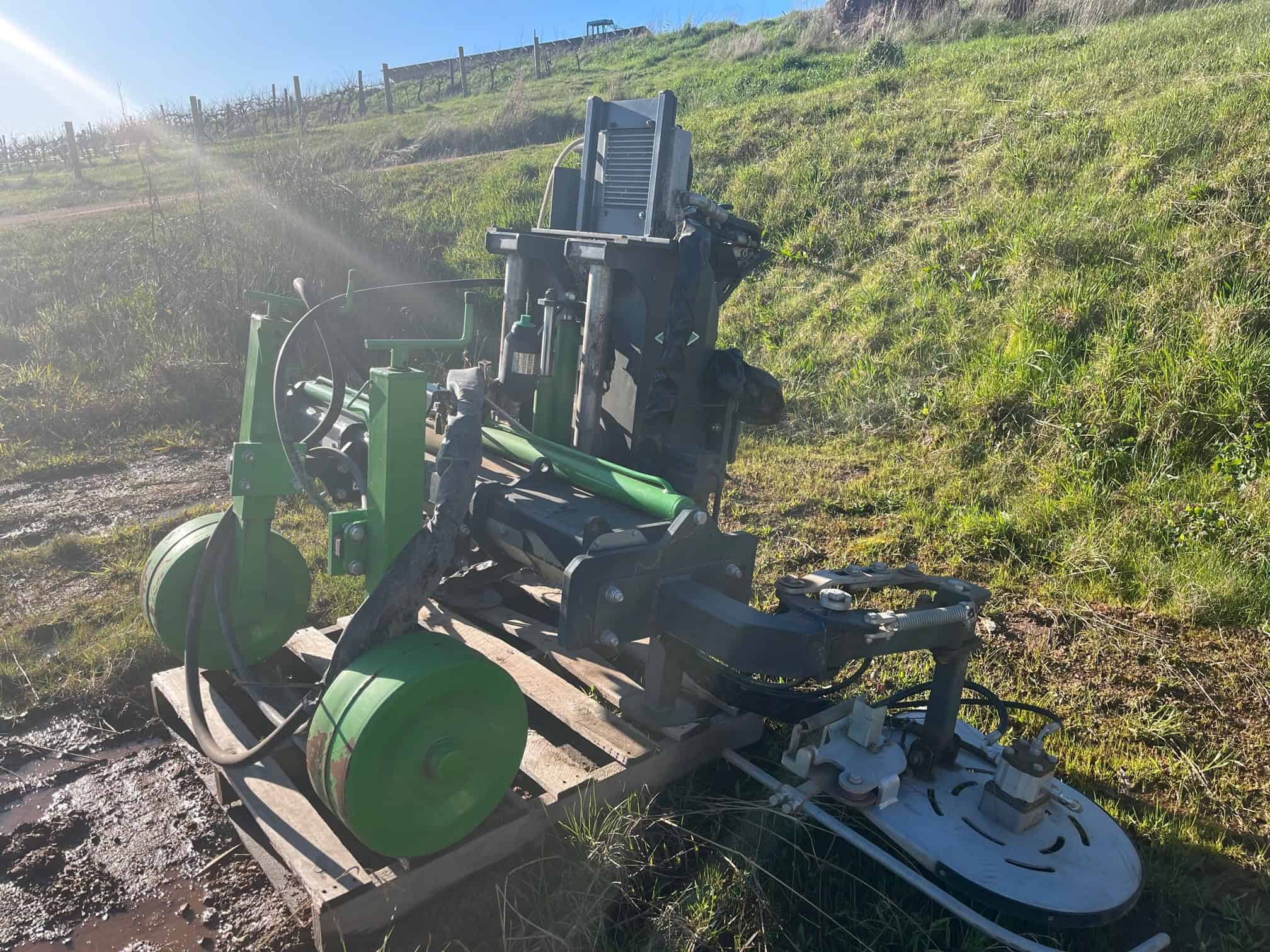Front mounted twin sided Undervine slasher