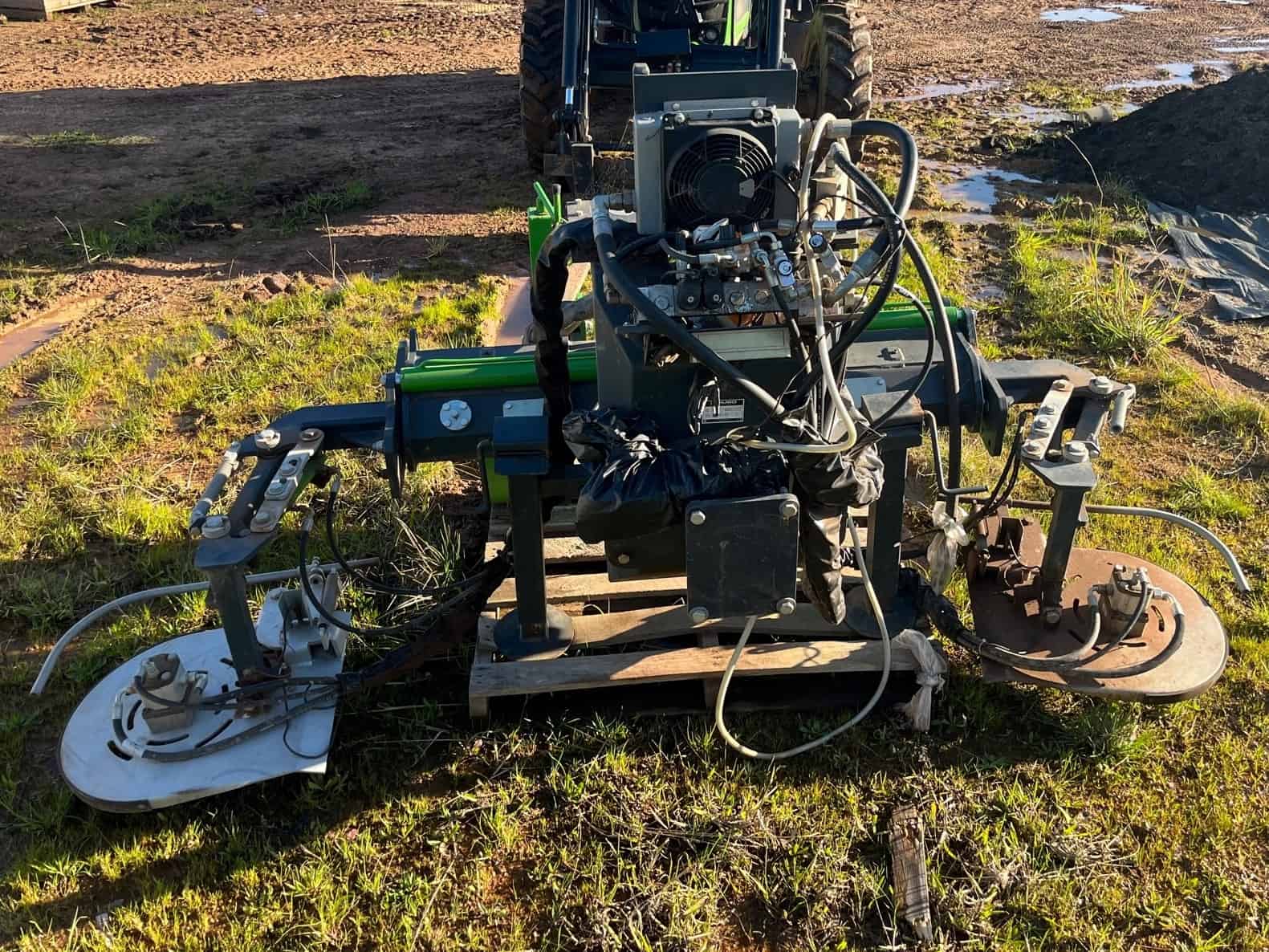 Front mounted twin sided Undervine slasher