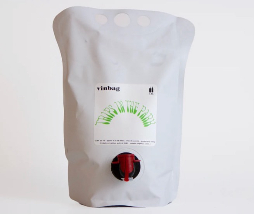 Gravity filling machine, wine pouches and taps
