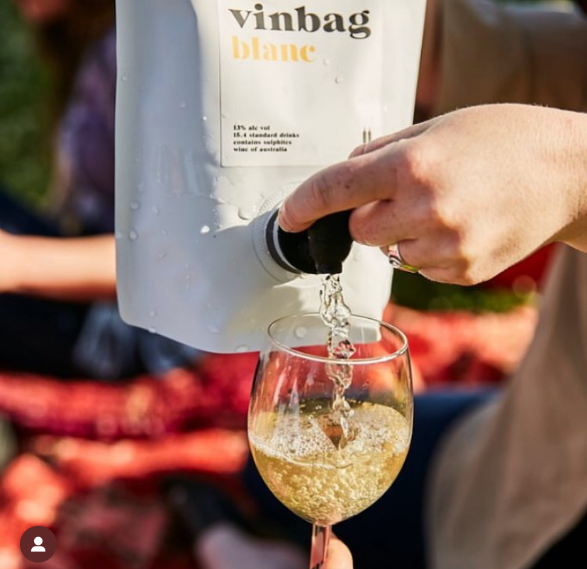 Gravity filling machine, wine pouches and taps