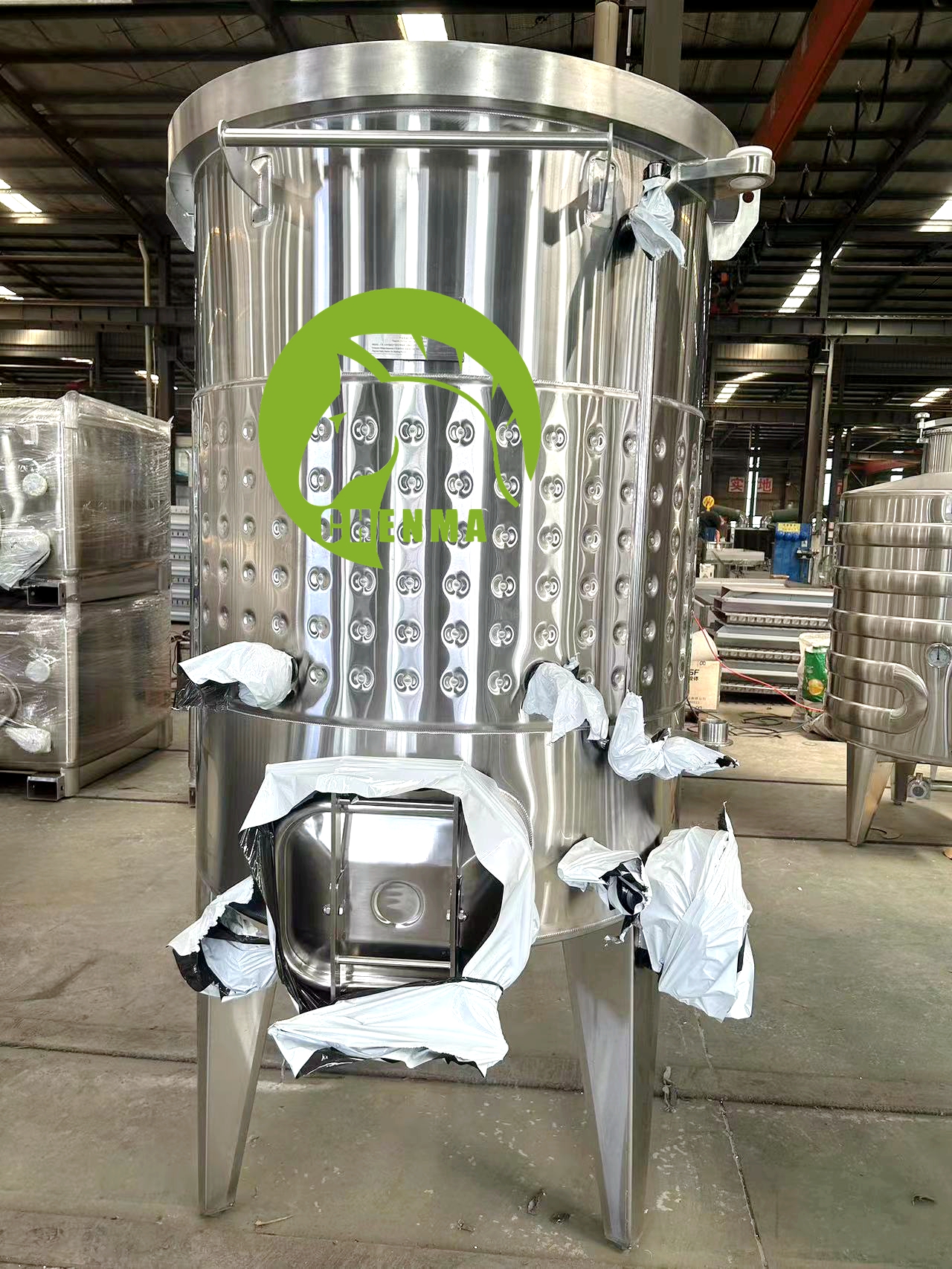 2300L floating lid wine tank with forklift
