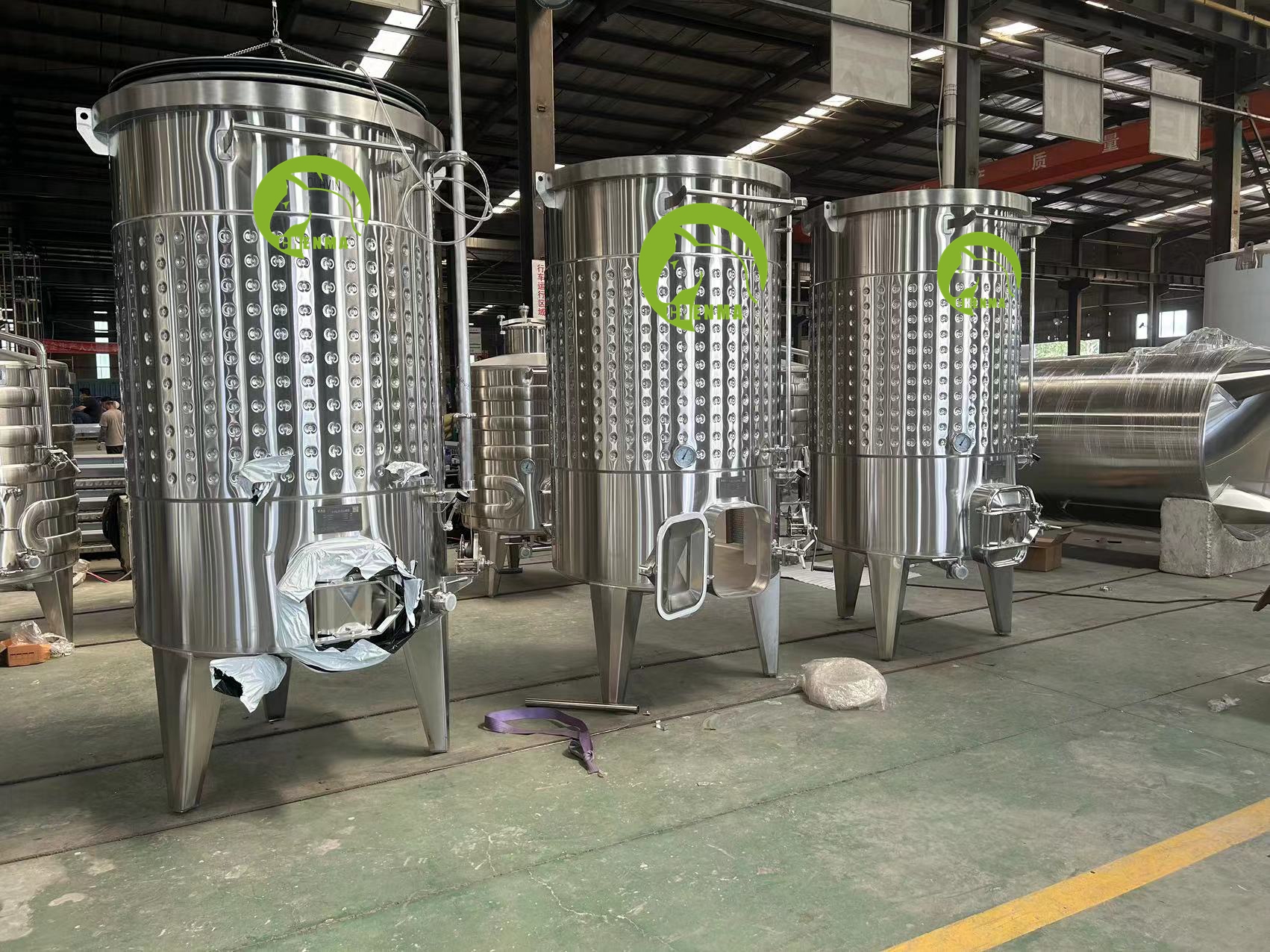 2300L floating lid wine tank with forklift