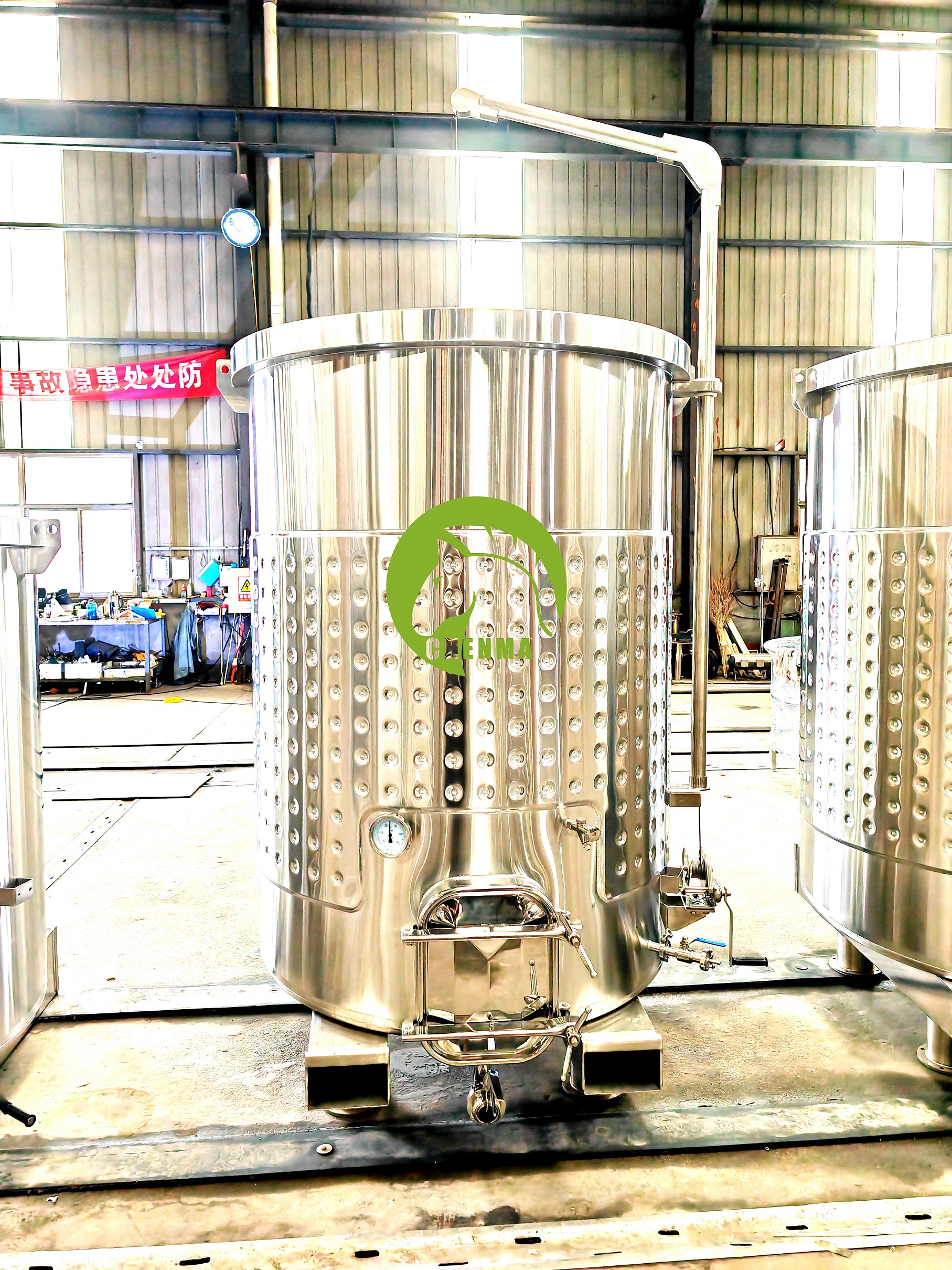 2300L floating lid wine tank with forklift