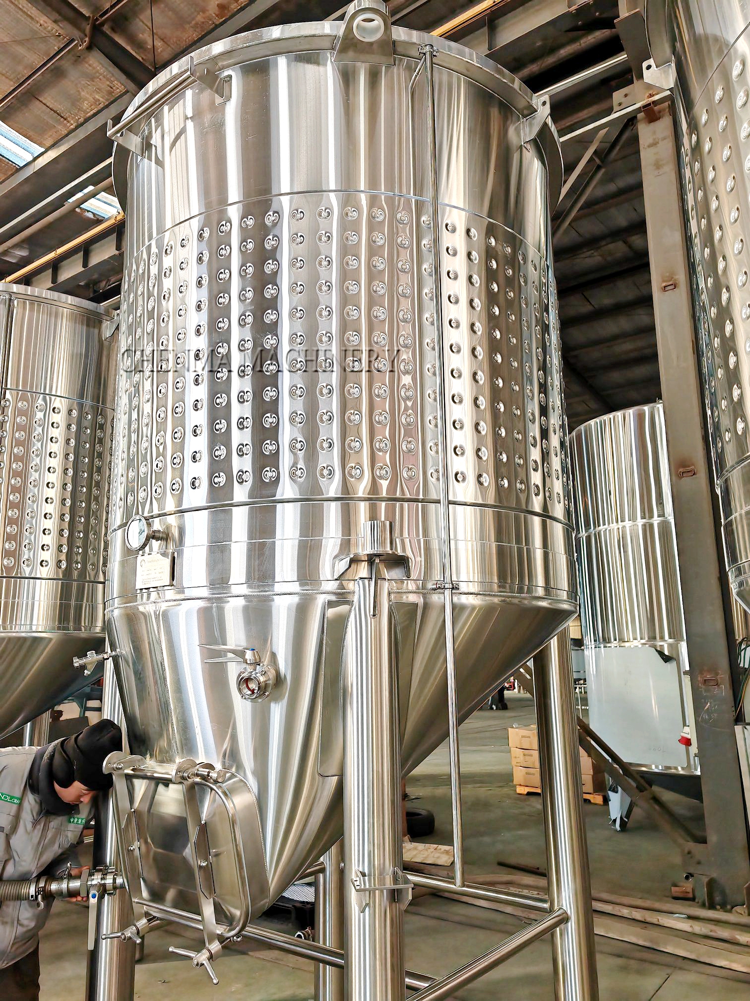 2300L floating lid wine tank with forklift