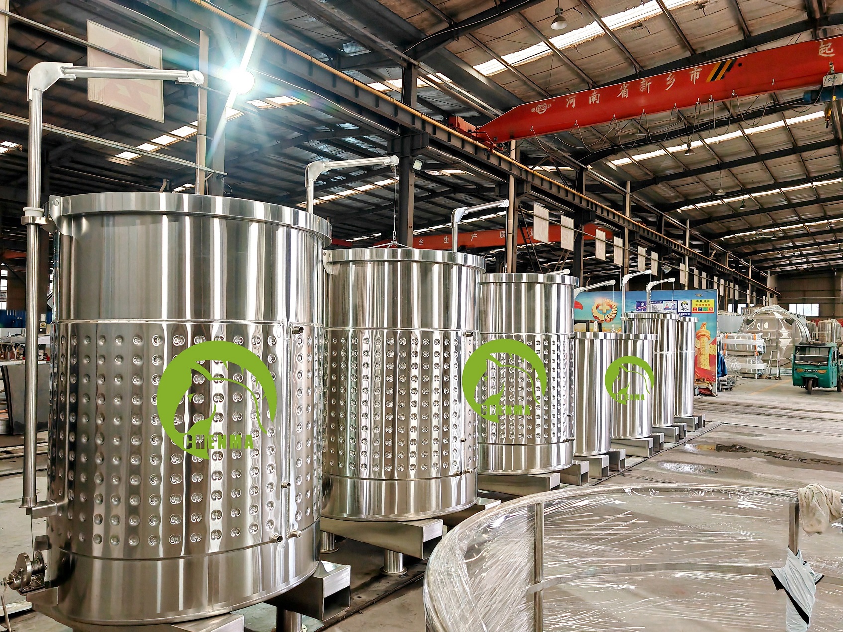 2300L floating lid wine tank with forklift