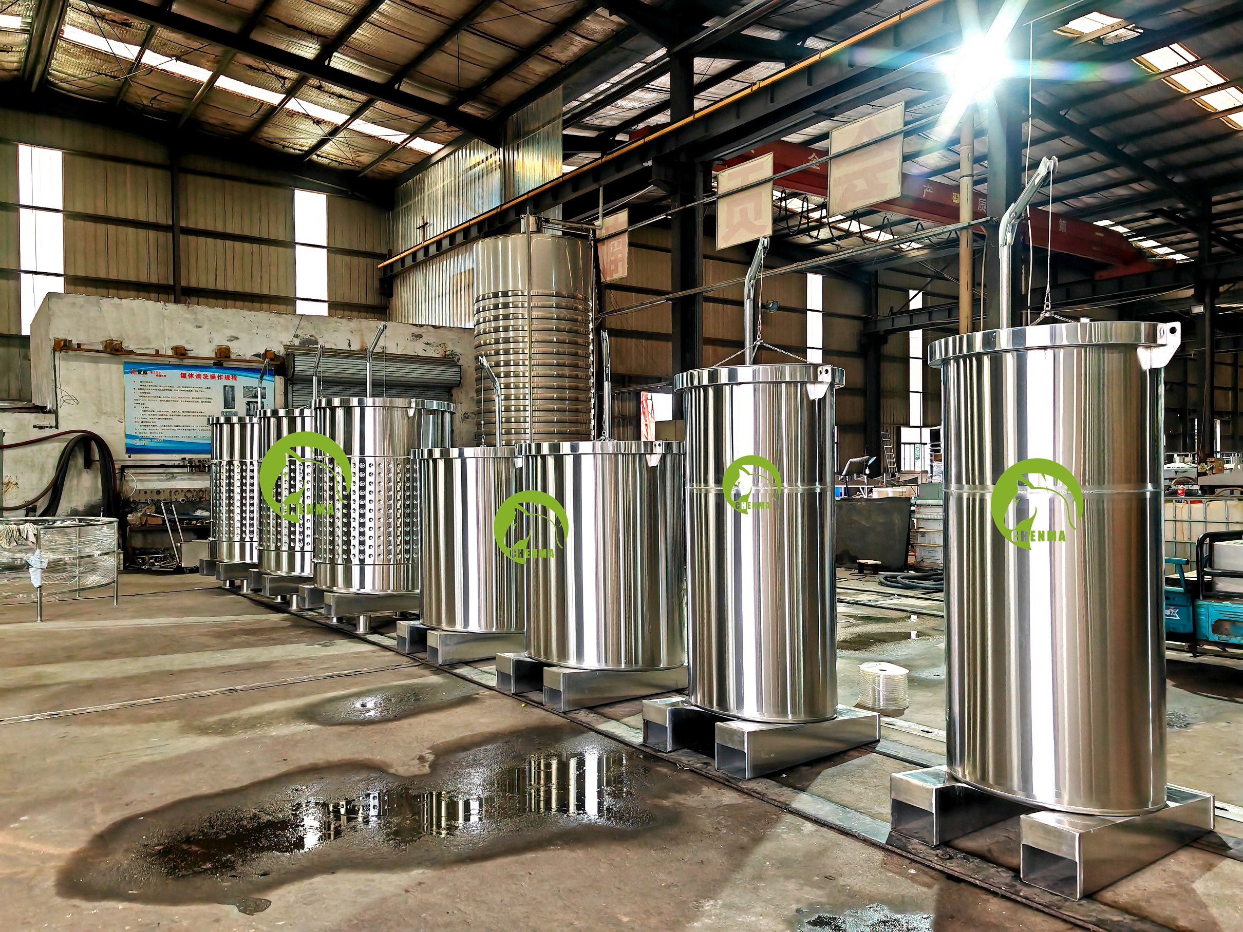 2300L floating lid wine tank with forklift