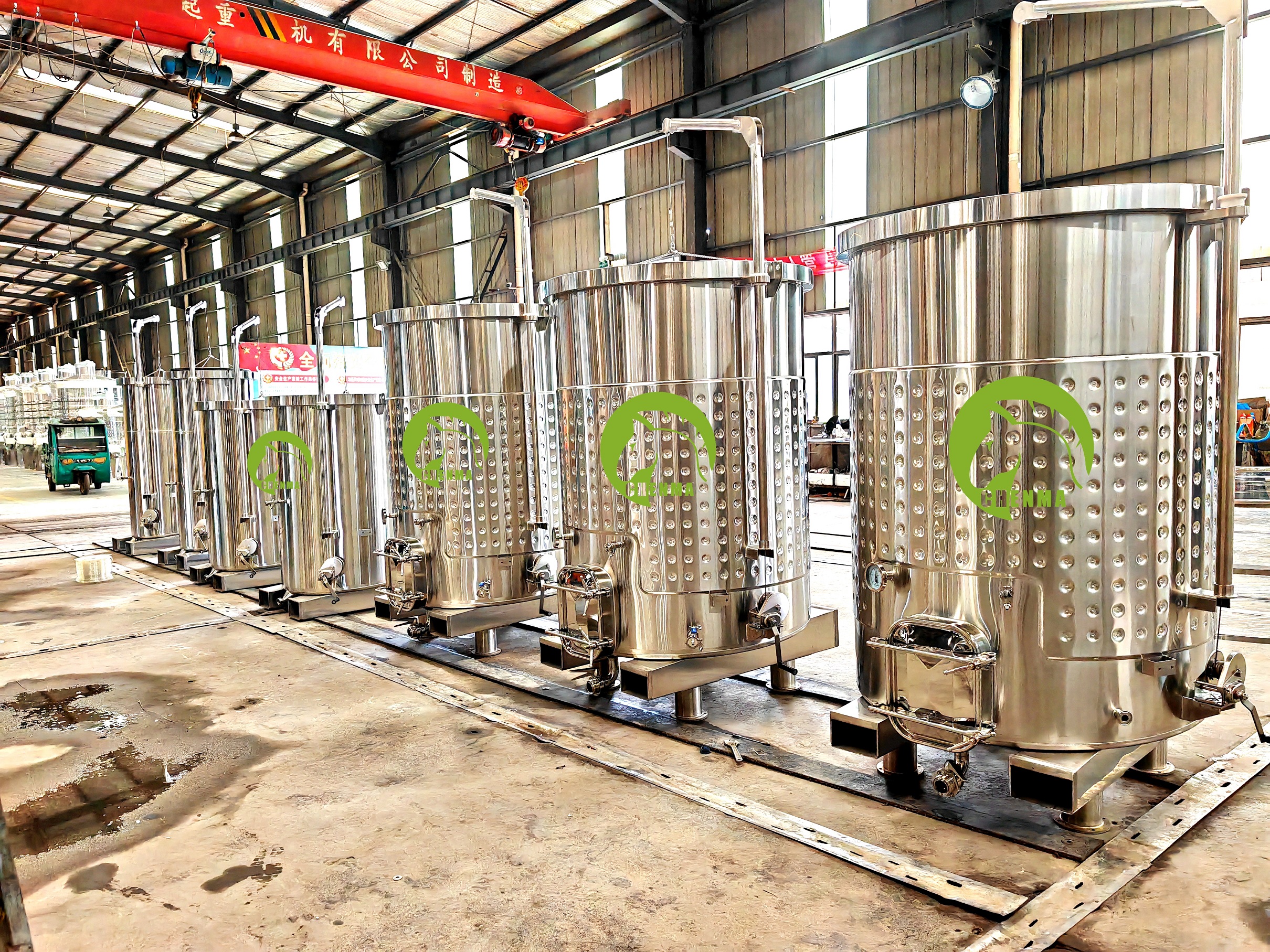 2300L floating lid wine tank with forklift